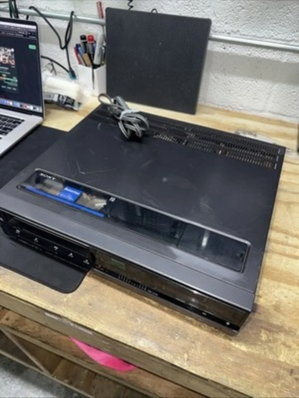 Sony SL-HF400 Betamax Super Beta Hi-Fi VCR Player RCA Video - POWERED ON - READ